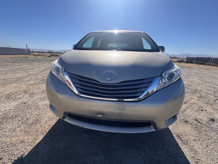 Gold Toyota Sienna image number 3