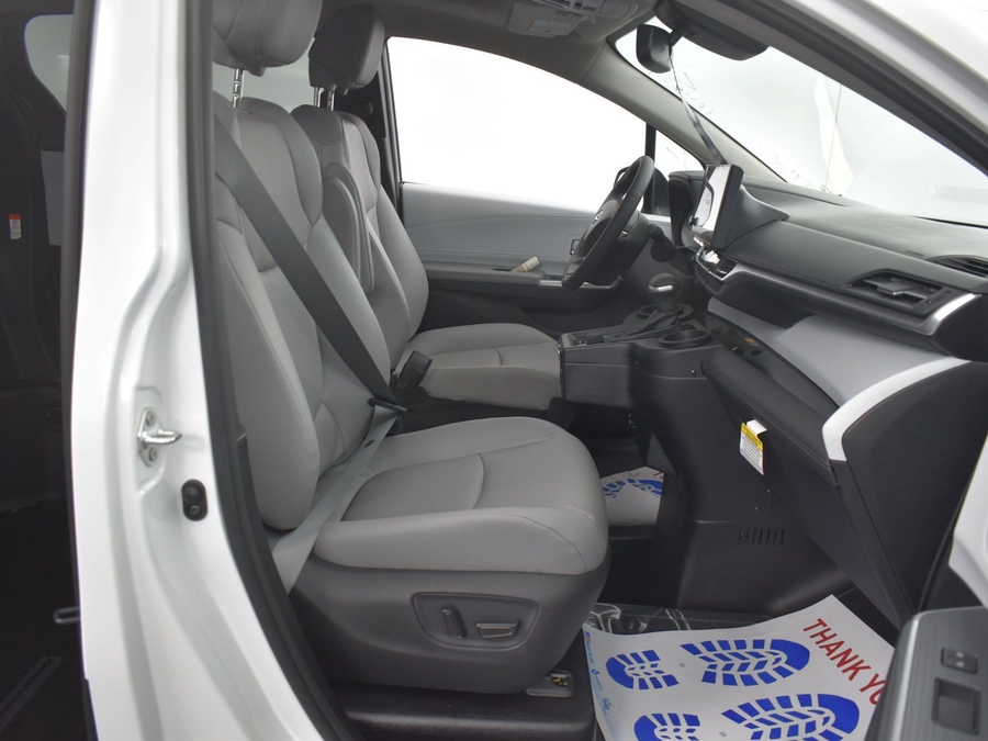 New 2025 Toyota Sienna Hybrid XLE Base - BraunAbility Side Entry Entry Fold Out Automatic Ramp