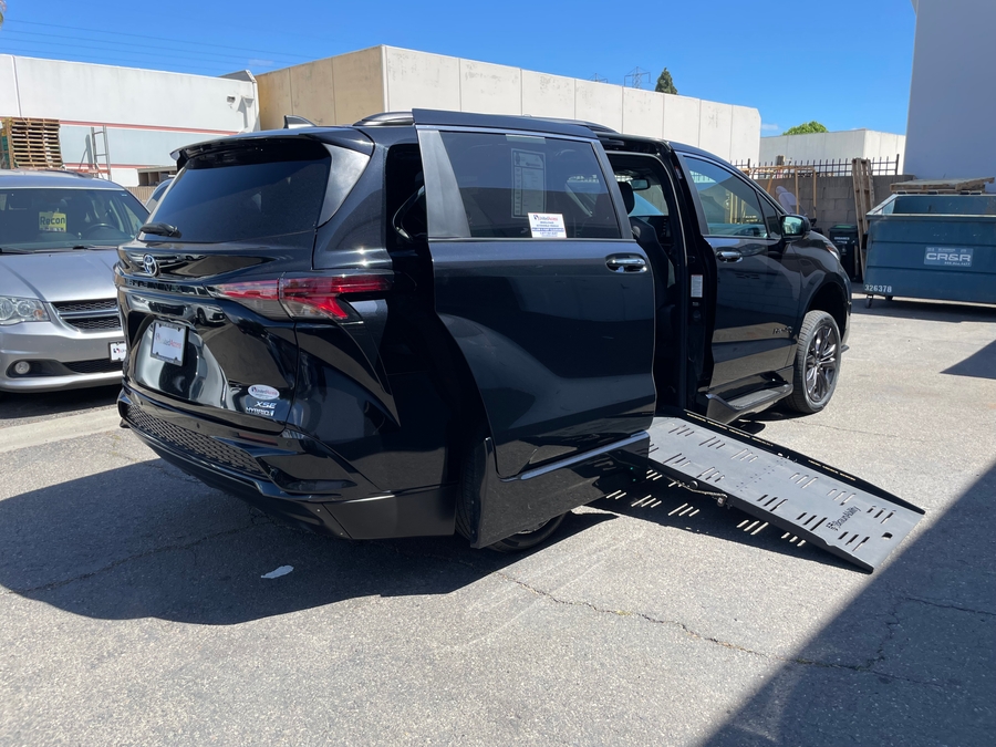 Used 2024 Toyota Sienna Hybrid  - BraunAbility Side Entry Entry Fold Out Automatic Ramp