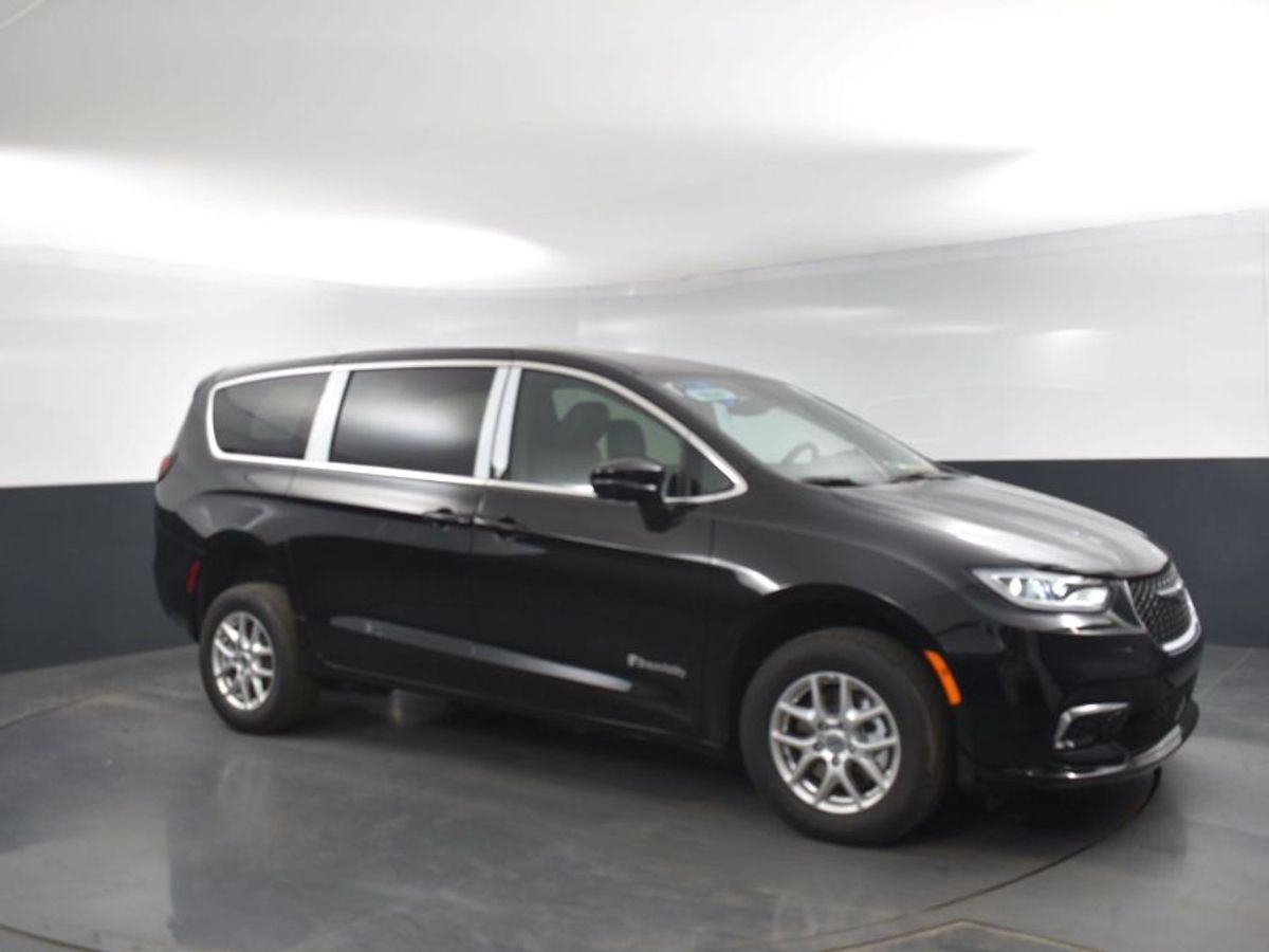 Black Chrysler Pacifica image number 5