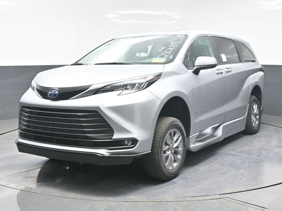 Silver Toyota Sienna image number 2