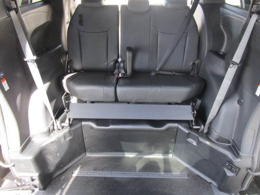 New 2025 Toyota Sienna Hybrid XSE Sport - BraunAbility Side Entry Entry Fold Out Automatic Ramp