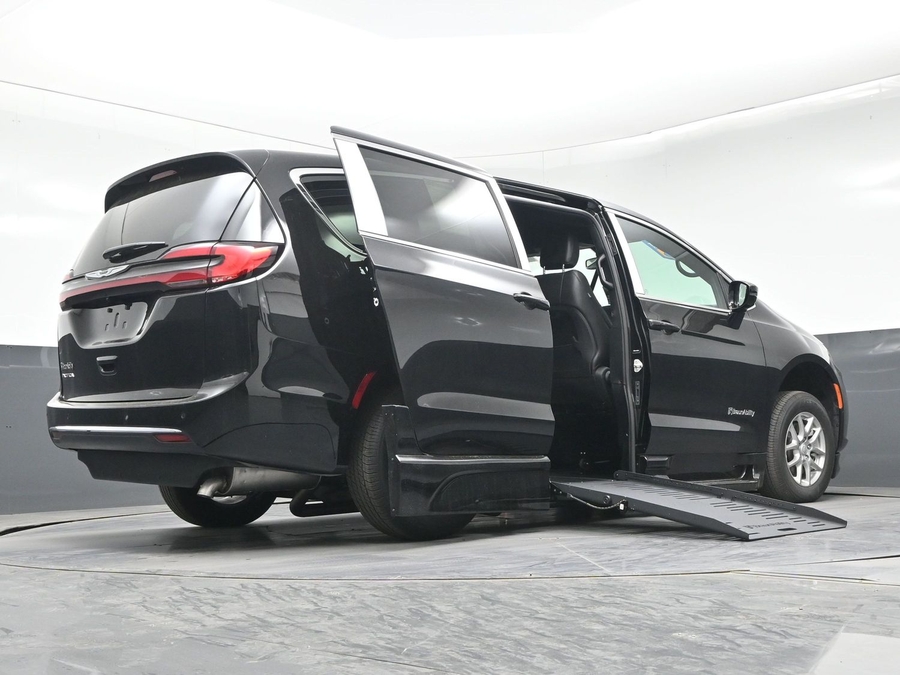 Black Chrysler Pacifica image number 16