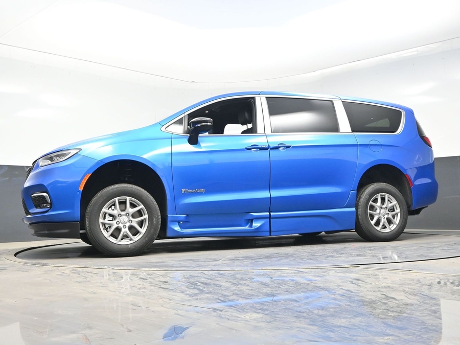 Blue Chrysler Pacifica image number 18