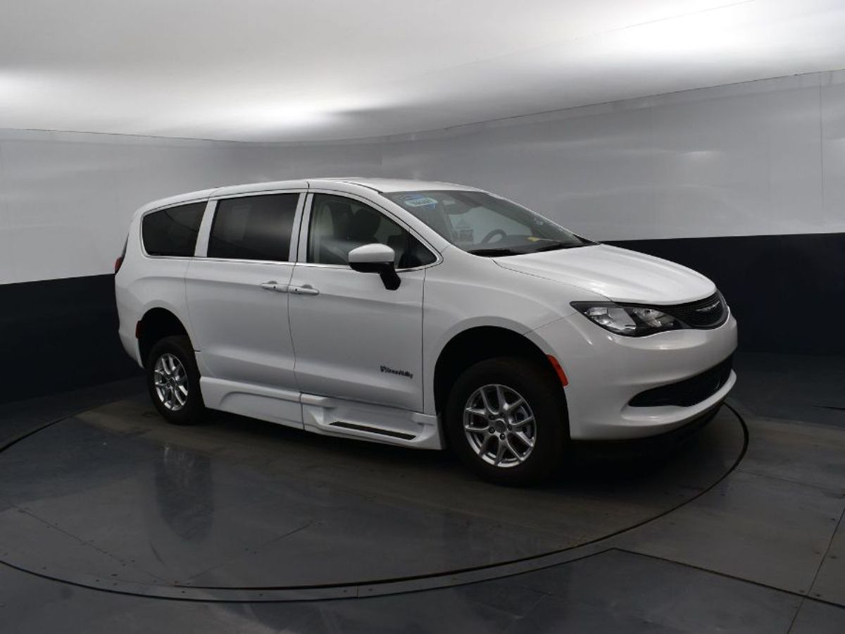 White Chrysler Voyager image number 8