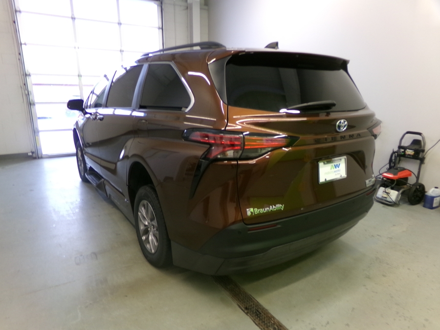 Orange Toyota Sienna image number 17