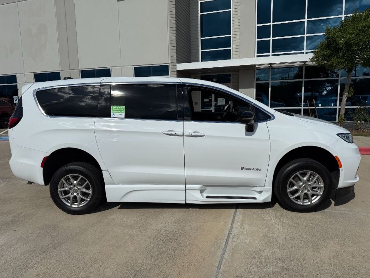 2025 CHRYSLER PACIFICA - Image 2