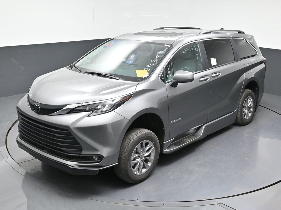 New 2026 Toyota Sienna Hybrid XLE Add - BraunAbility Side Entry Fold Out Automatic Ramp