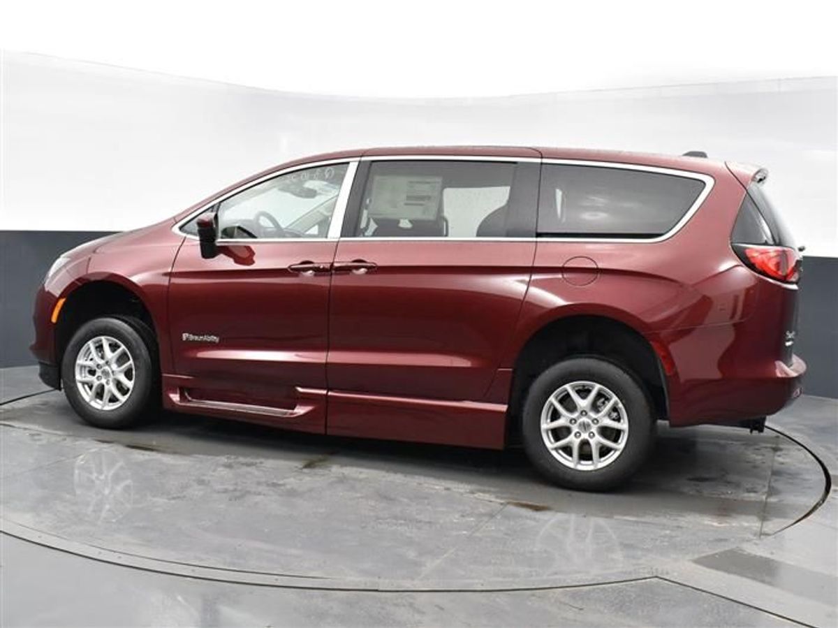 Red Chrysler Voyager image number 10