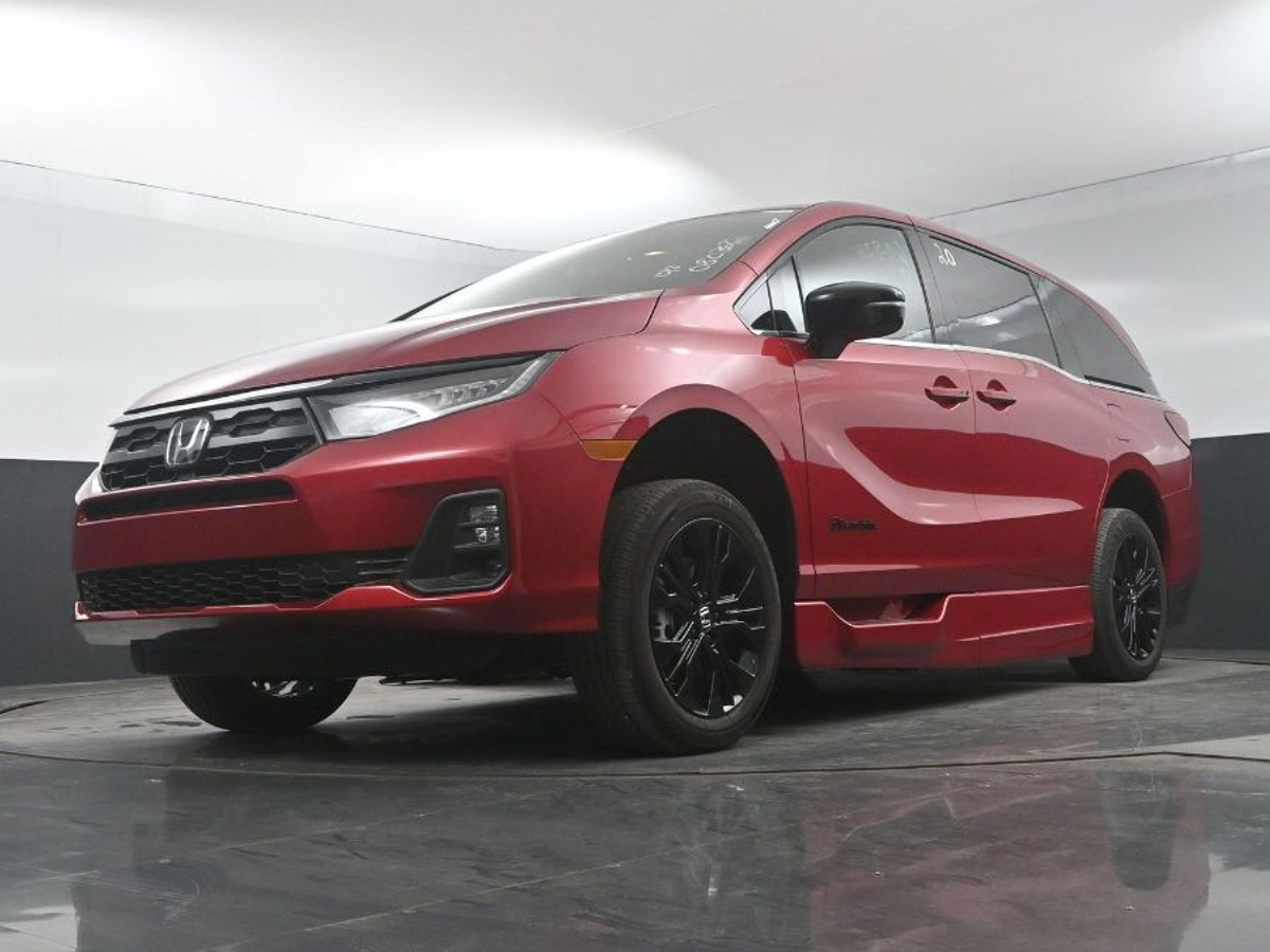 Red Honda Odyssey image number 18