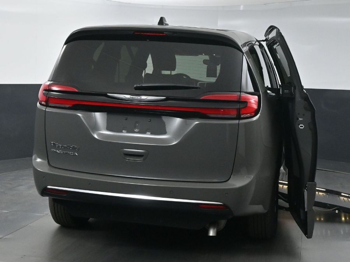 Grey Chrysler Pacifica image number 4