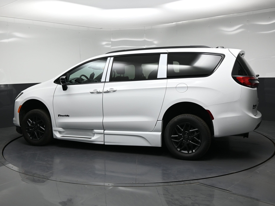 New 2027 Chrysler Pacifica Select Sport - BraunAbility Side Entry In Floor Automatic Ramp