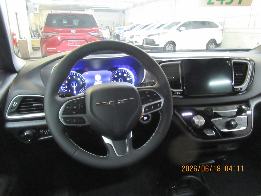 White Chrysler Voyager image number 5