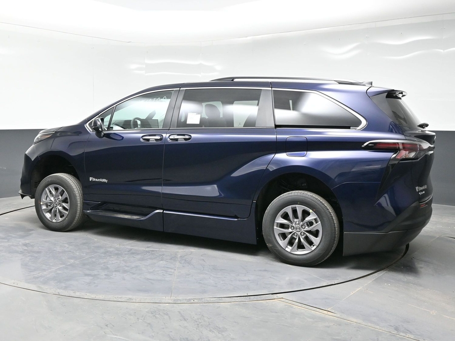 New 2026 Toyota Sienna Hybrid XLE Base - BraunAbility Side Entry Entry Fold Out Automatic Ramp