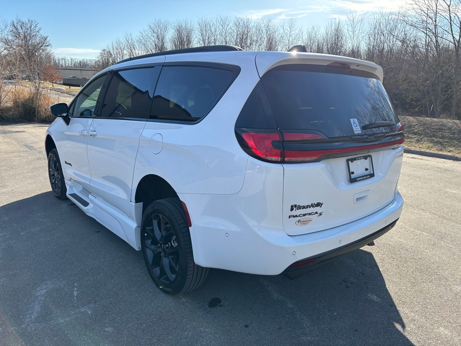 Used 2023 Chrysler Pacifica Touring L Sport - BraunAbility Side Entry Entry In Floor Automatic Ramp