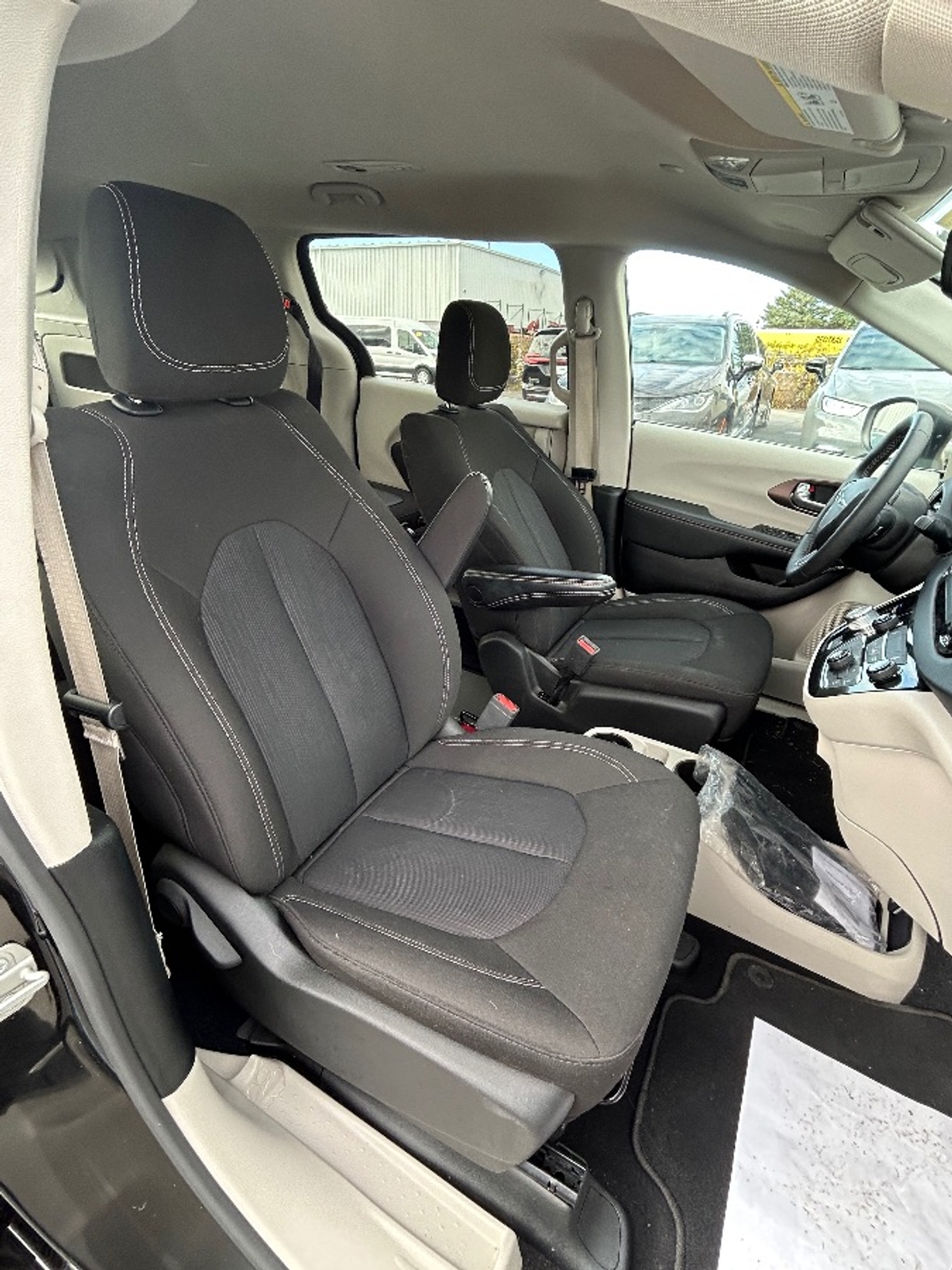 Black Chrysler Voyager image number 18