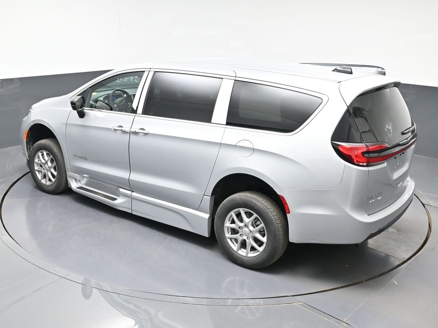 Silver Chrysler Pacifica image number 16