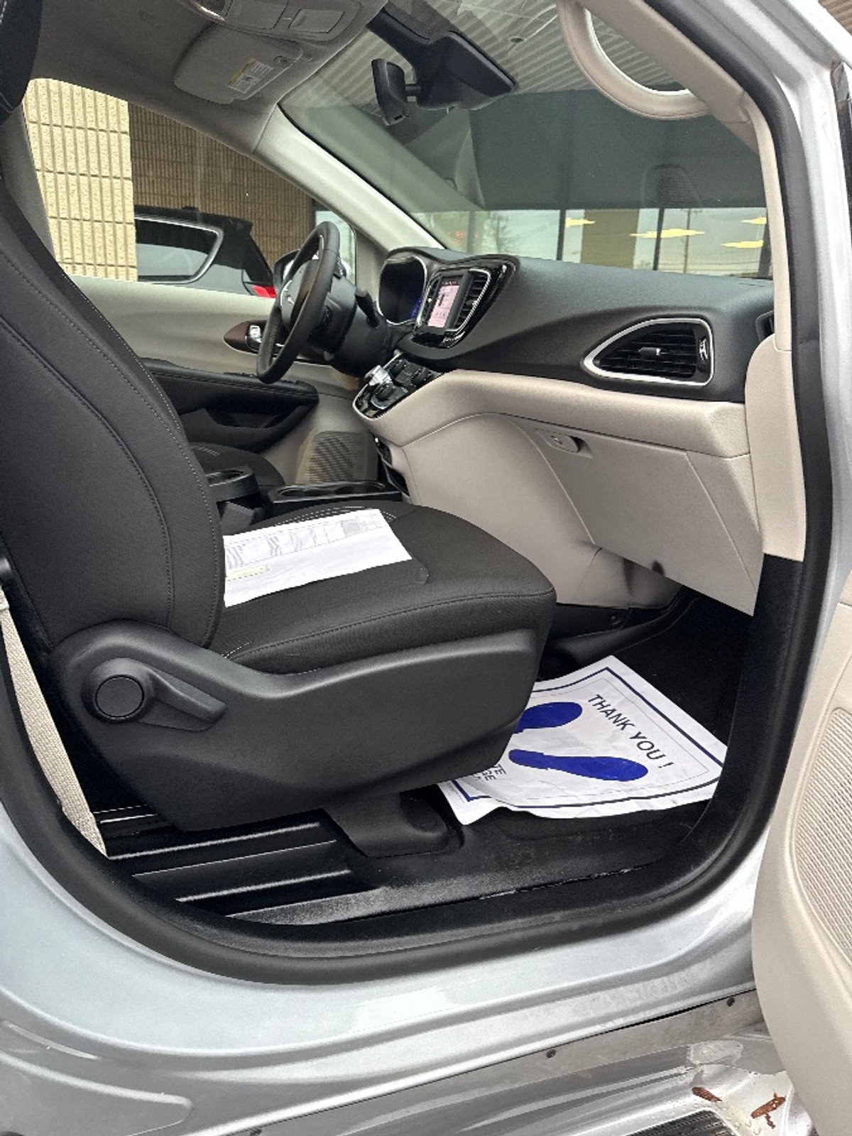 2023 CHRYSLER VOYAGER - Image 10