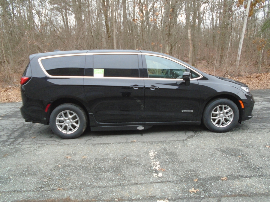 Black Chrysler Pacifica image number 11