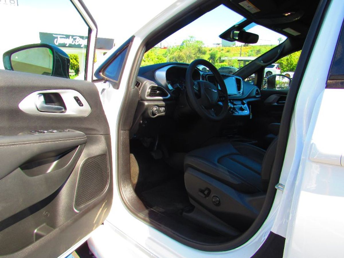 White Chrysler Pacifica image number 9