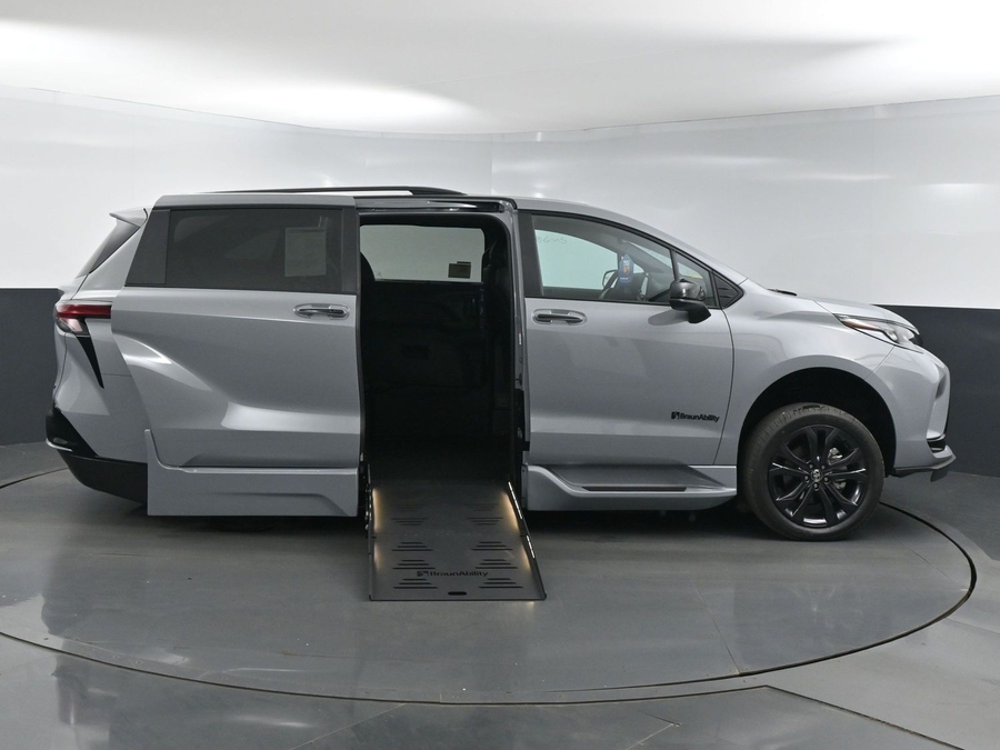 New 2025 Toyota Sienna Hybrid XSE Sport - BraunAbility Side Entry Entry Fold Out Automatic Ramp