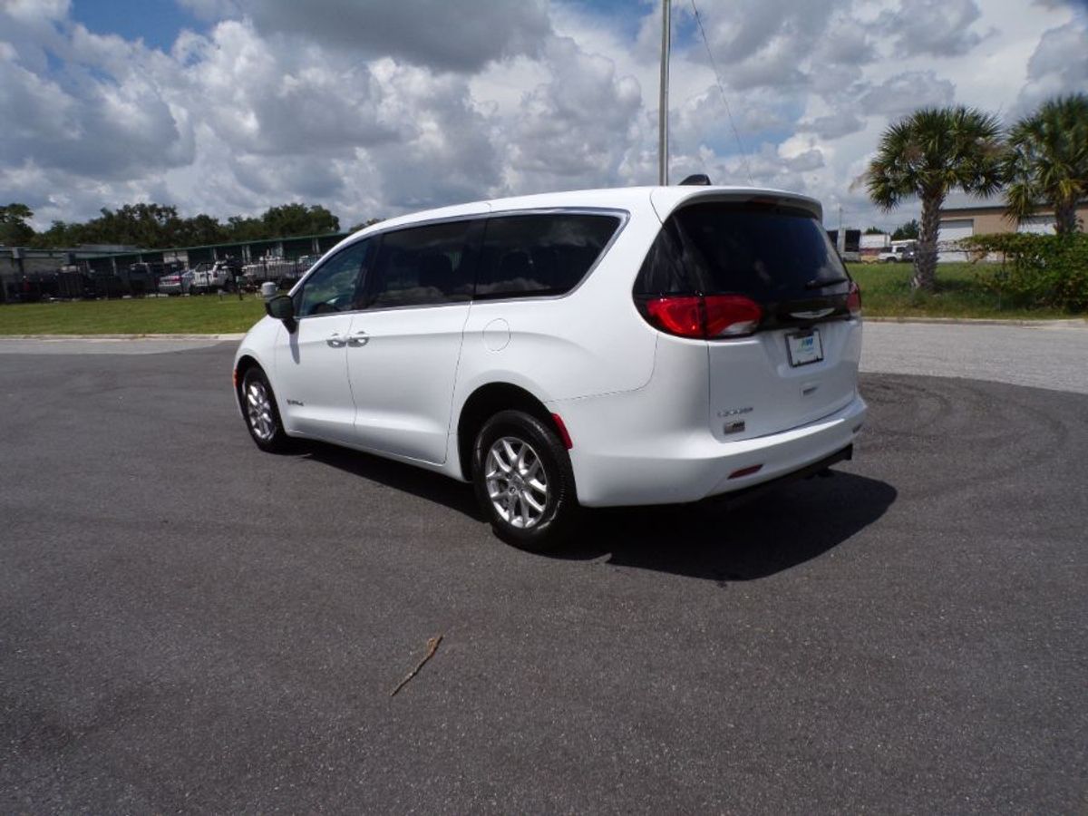 White Chrysler Voyager image number 5
