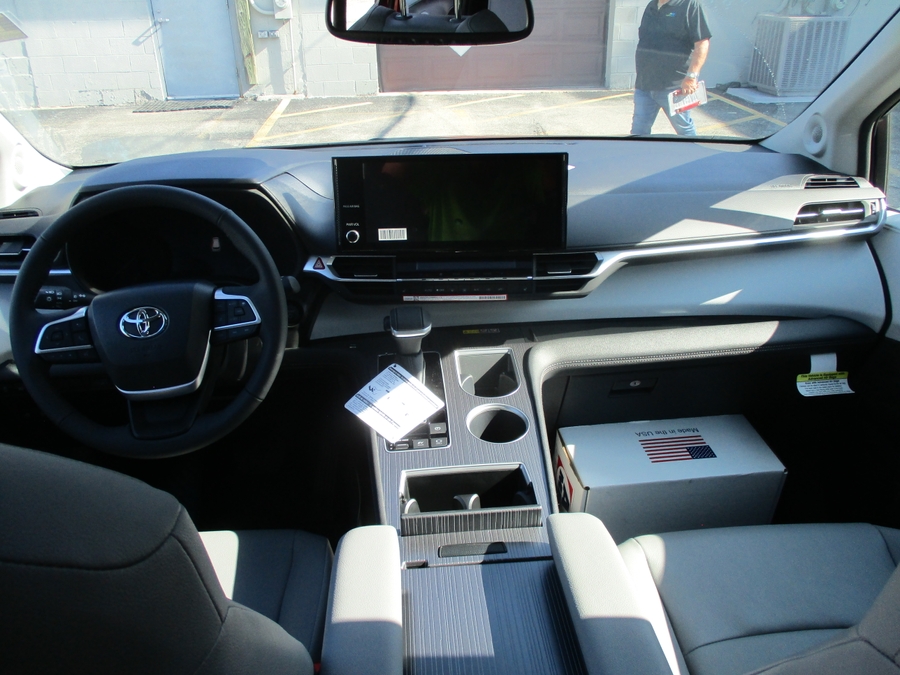 Red Toyota Sienna image number 4