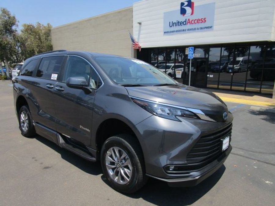 New 2025 Toyota Sienna Hybrid XLE Plus - BraunAbility Side Entry Entry In Floor Automatic Ramp