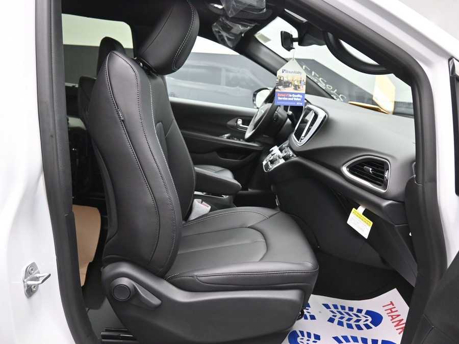 White Chrysler Voyager image number 16