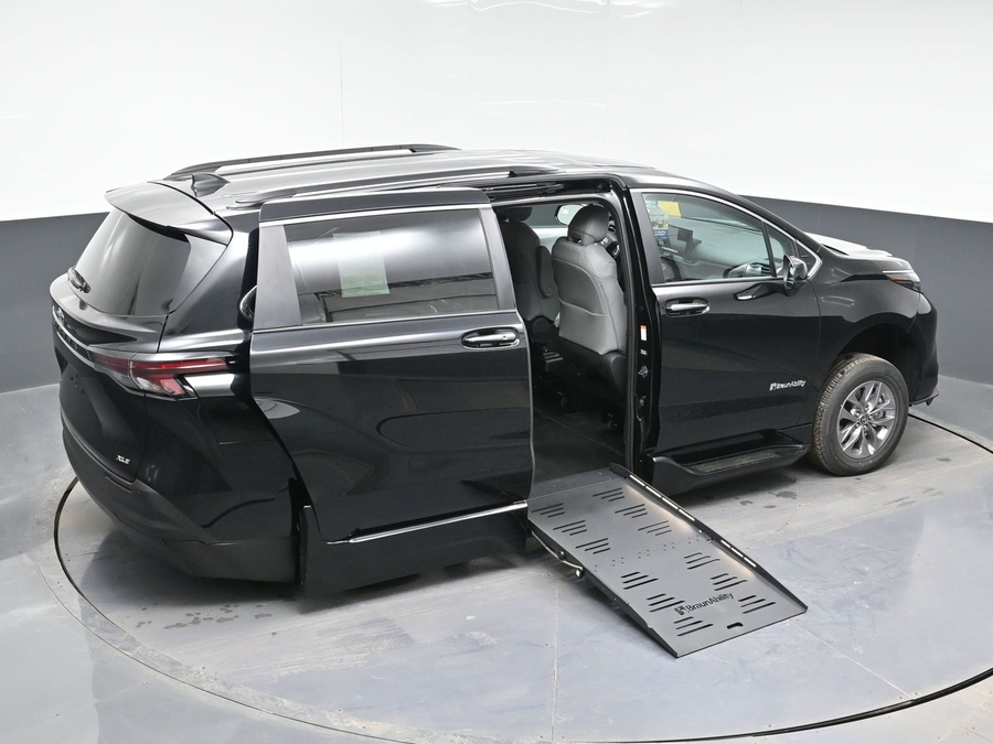 Black Toyota Sienna image number 25