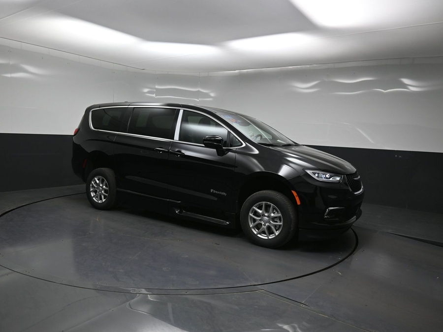 Black Chrysler Pacifica image number 13