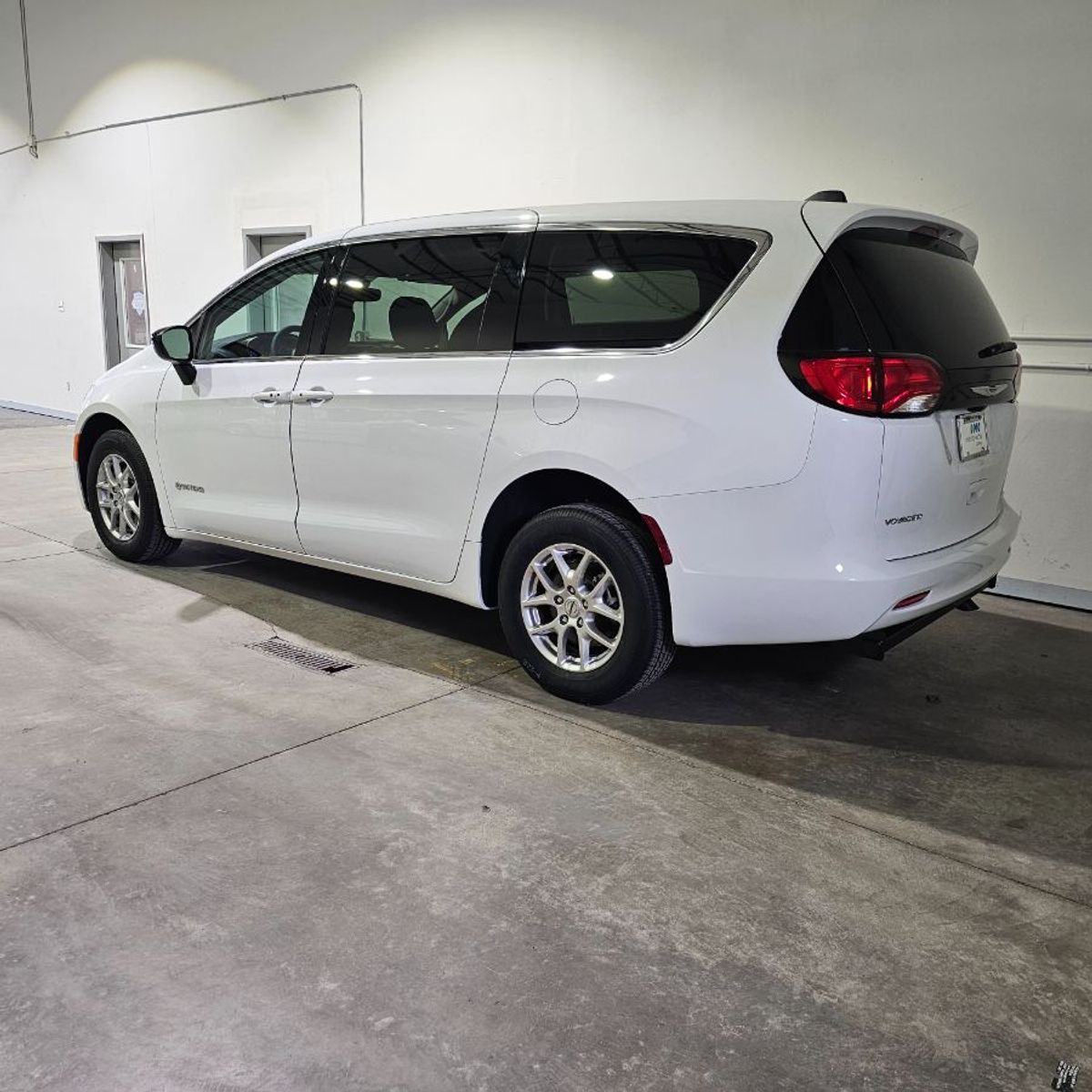 White Chrysler Voyager image number 6