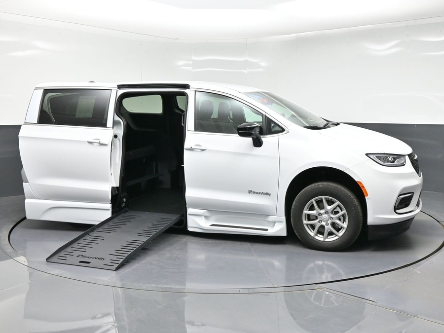 White Chrysler Pacifica image number 4