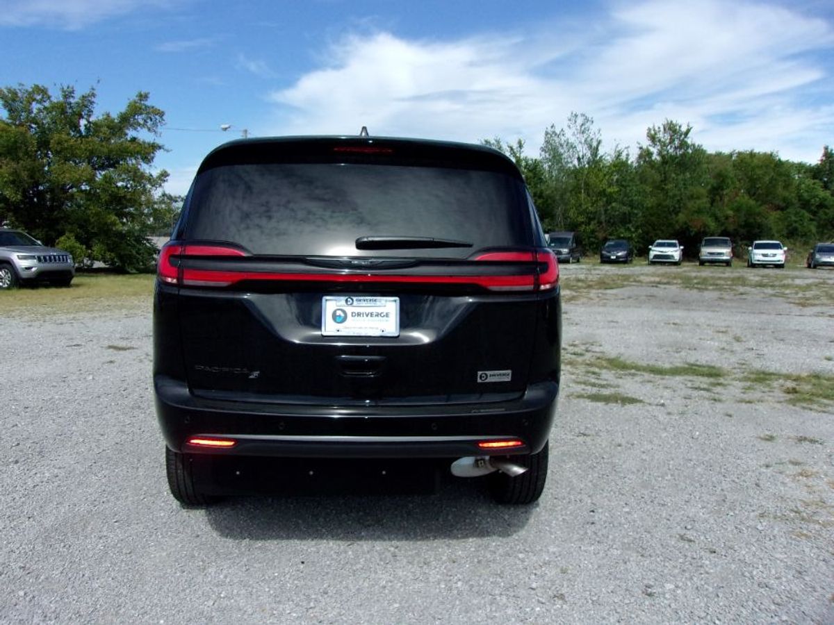 Black Chrysler Pacifica image number 7