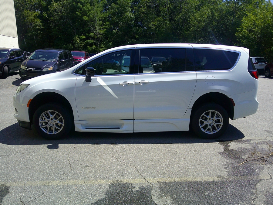 White Chrysler Voyager image number 4