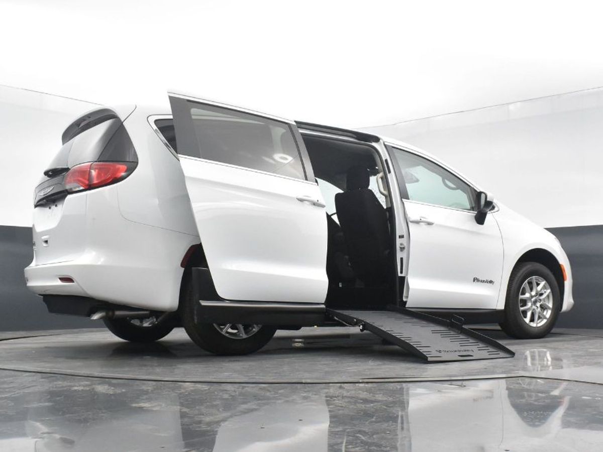 White Chrysler Voyager image number 1