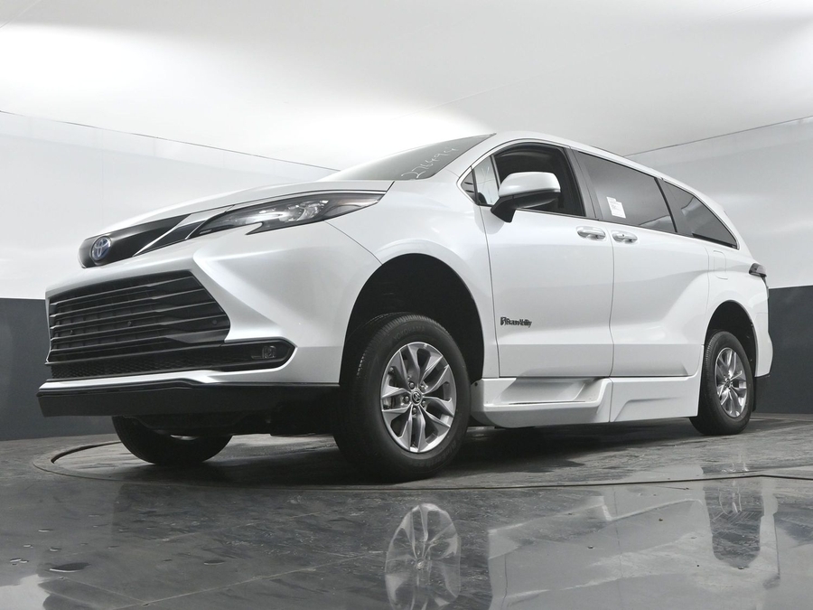 New 2025 Toyota Sienna Hybrid XLE Plus - BraunAbility Side Entry Entry Fold Out Automatic Ramp