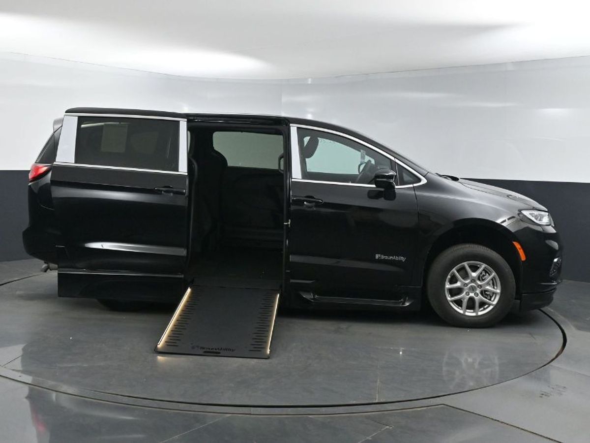 2025 Chrysler Pacifica Select's photo