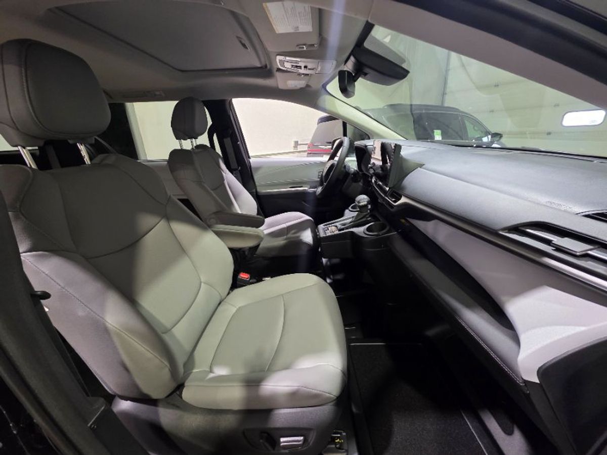 Black Toyota Sienna image number 9