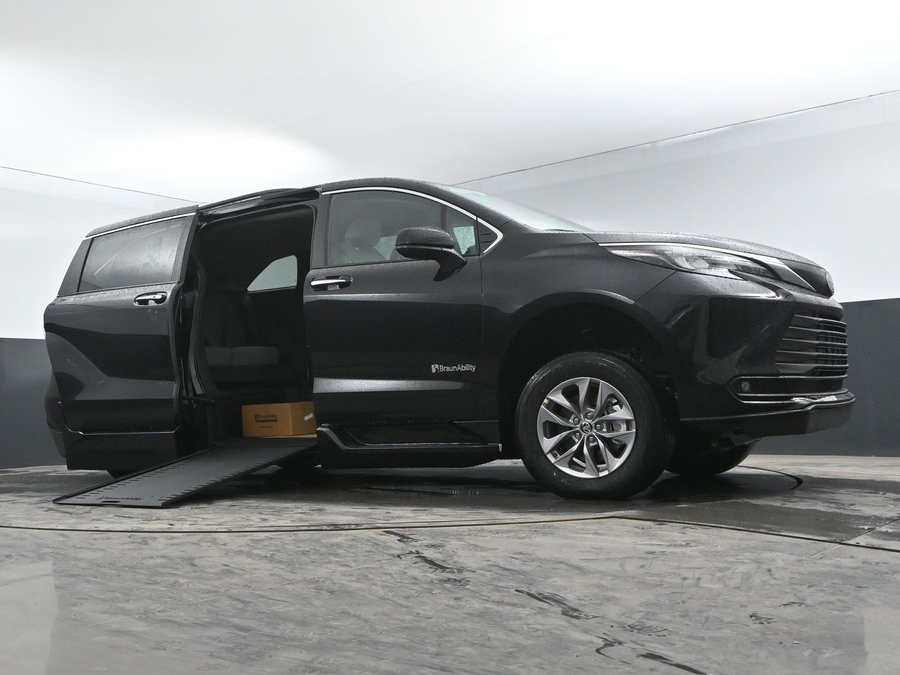 New 2025 Toyota Sienna Hybrid XLE Plus - BraunAbility Side Entry Entry In Floor Automatic Ramp