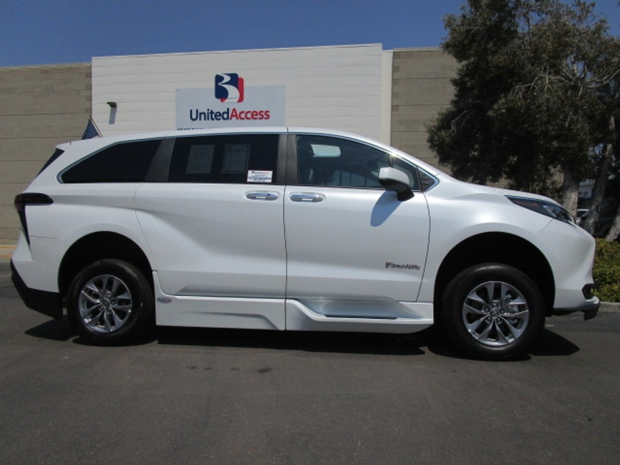New 2025 Toyota Sienna Hybrid XLE Base - BraunAbility Side Entry Entry Fold Out Automatic Ramp