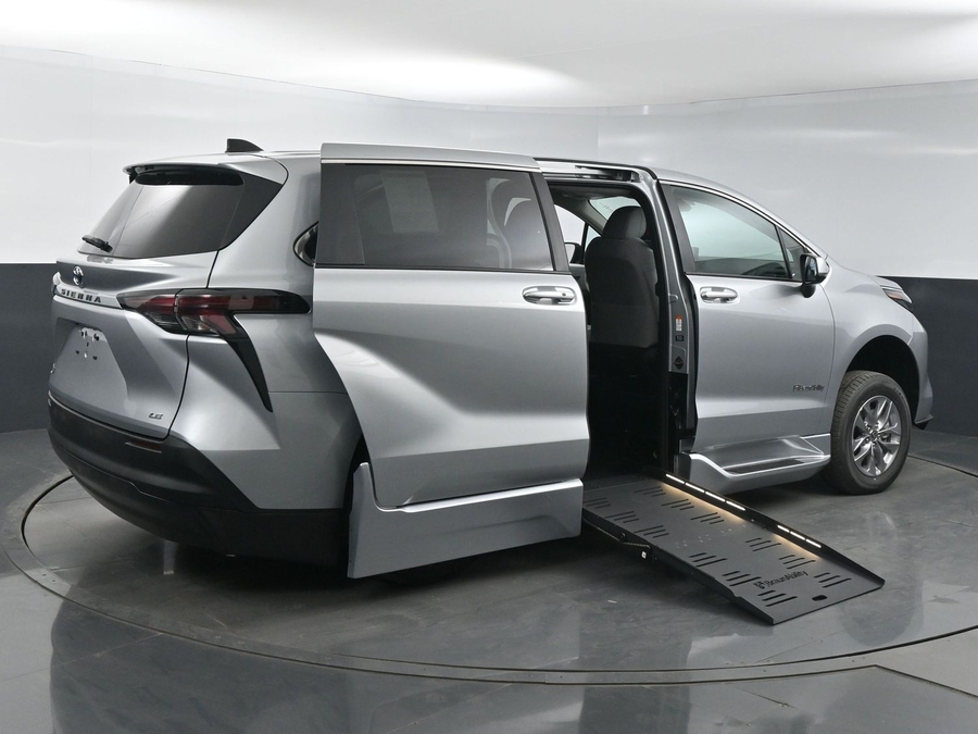 New 2025 Toyota Sienna Hybrid LE - BraunAbility Side Entry Entry Fold Out Automatic Ramp