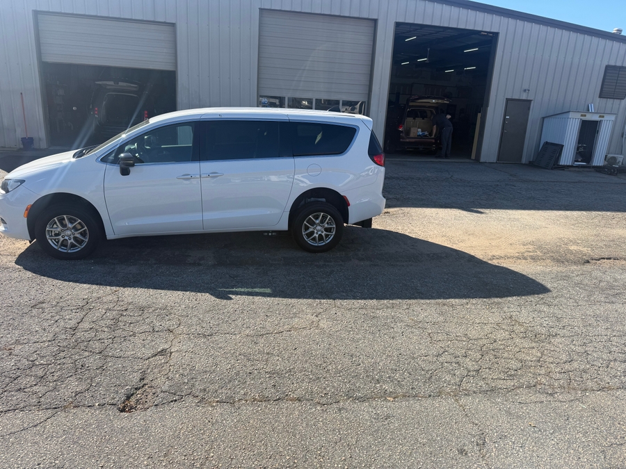 White Chrysler Pacifica image number 8
