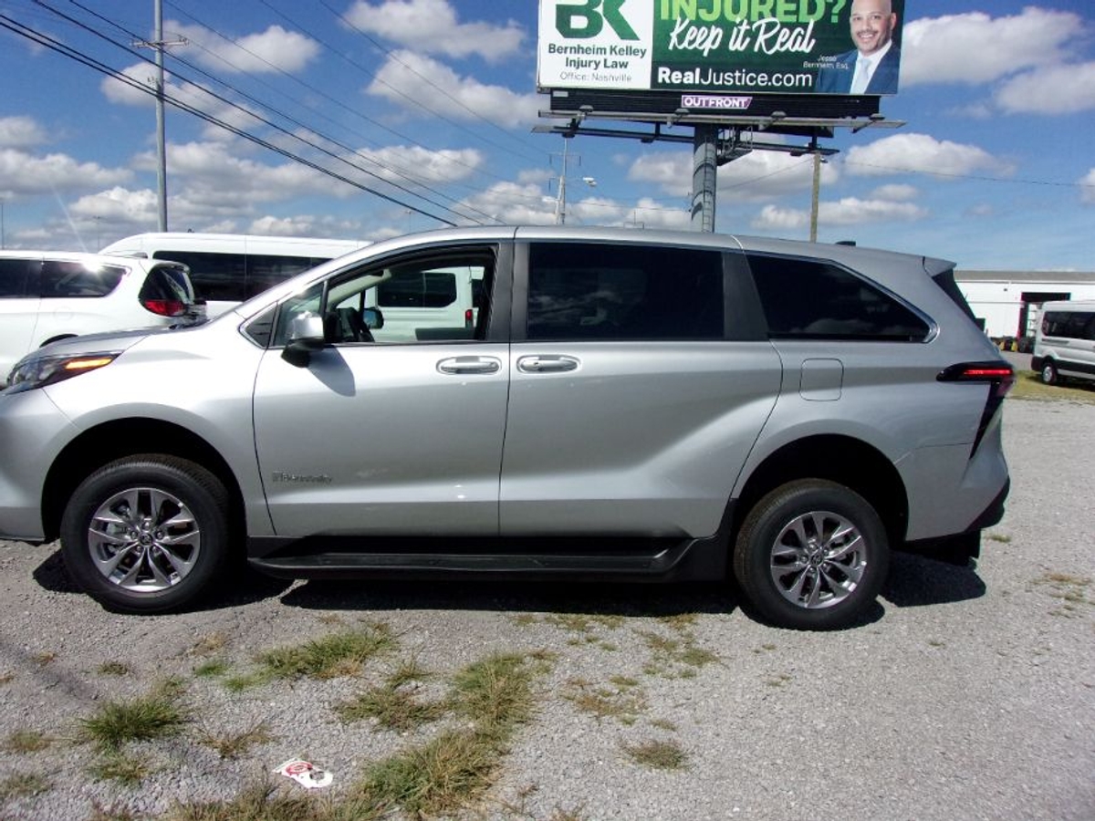 2025 TOYOTA SIENNA - Image 12