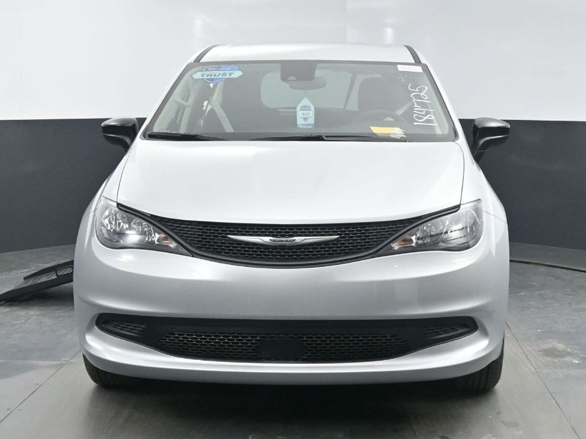 Silver Chrysler Voyager image number 16