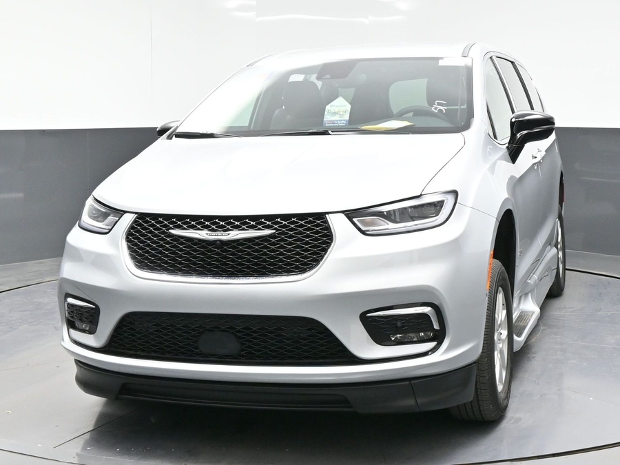 Silver Chrysler Pacifica image number 13