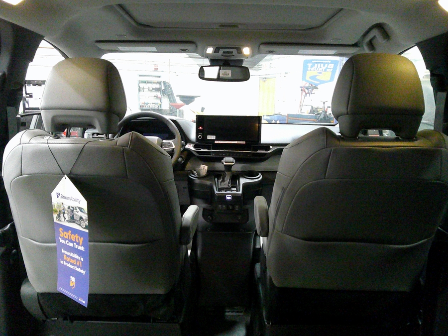 Black Toyota Sienna image number 13