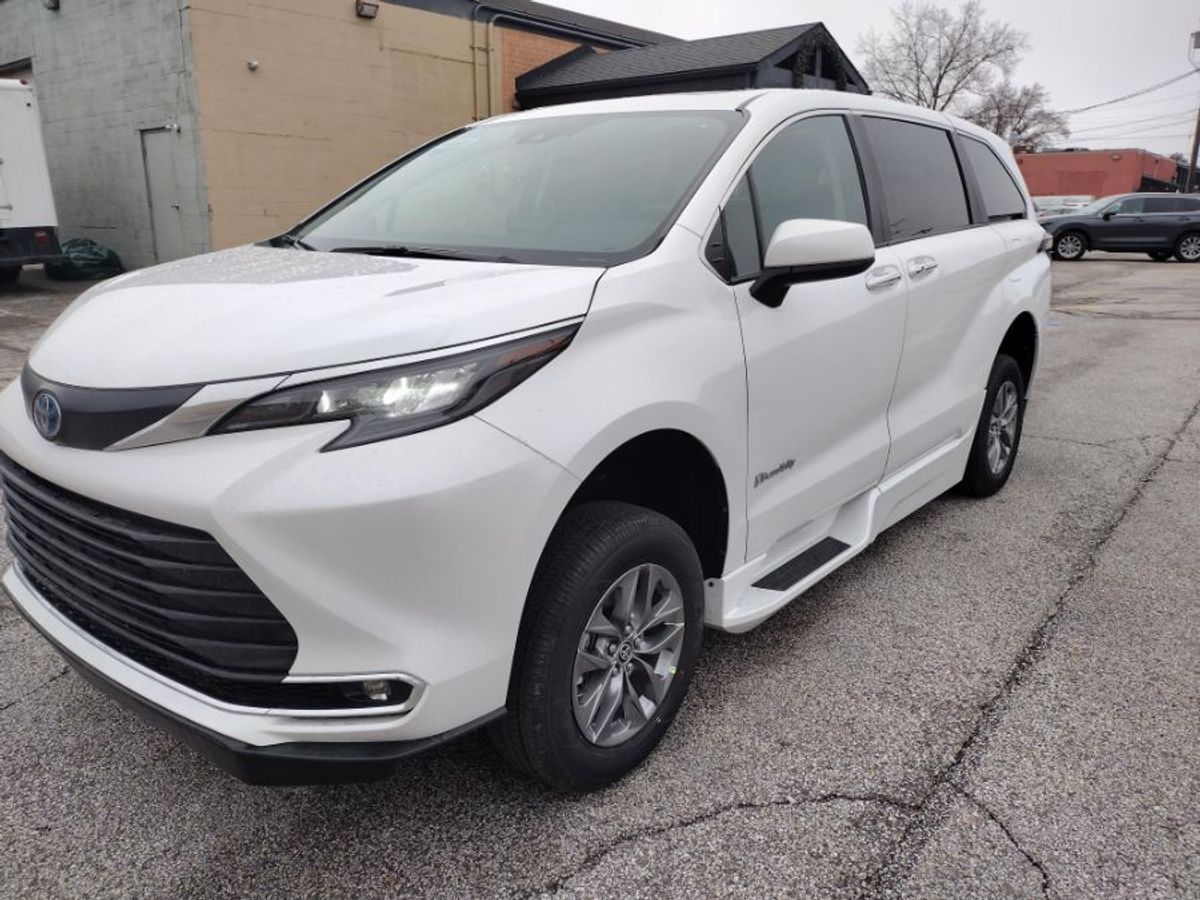 White Toyota Sienna image number 16