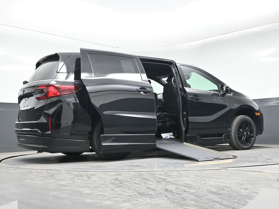 Black Honda Odyssey image number 18