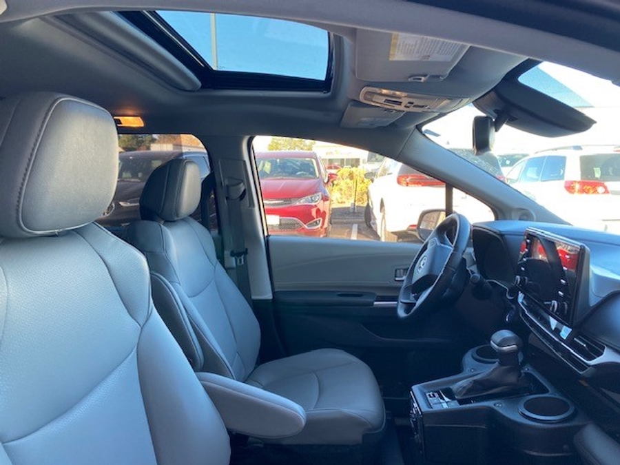 Used 2021 Toyota Sienna Hybrid XLE Plus - BraunAbility Side Entry Entry Fold Out Automatic Ramp